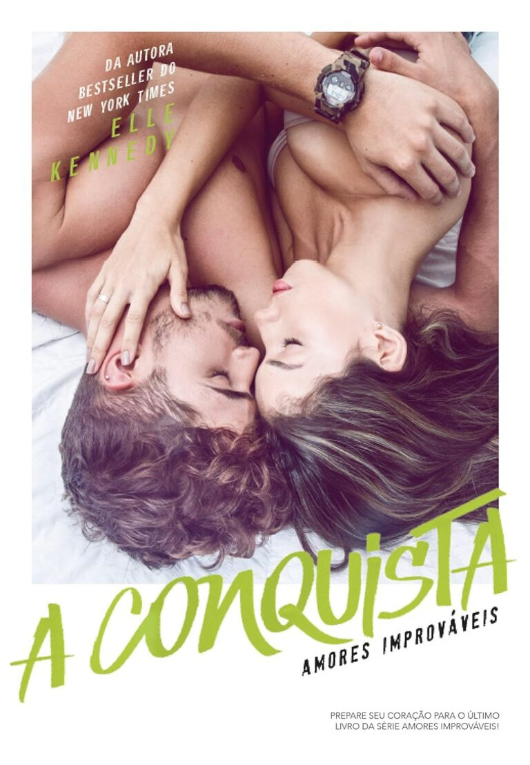 Capa do livro A Conquista de Elle Kennedy, 4º volume da série Amores Improváveis, com Tucker e Sabrina em cena universitária
