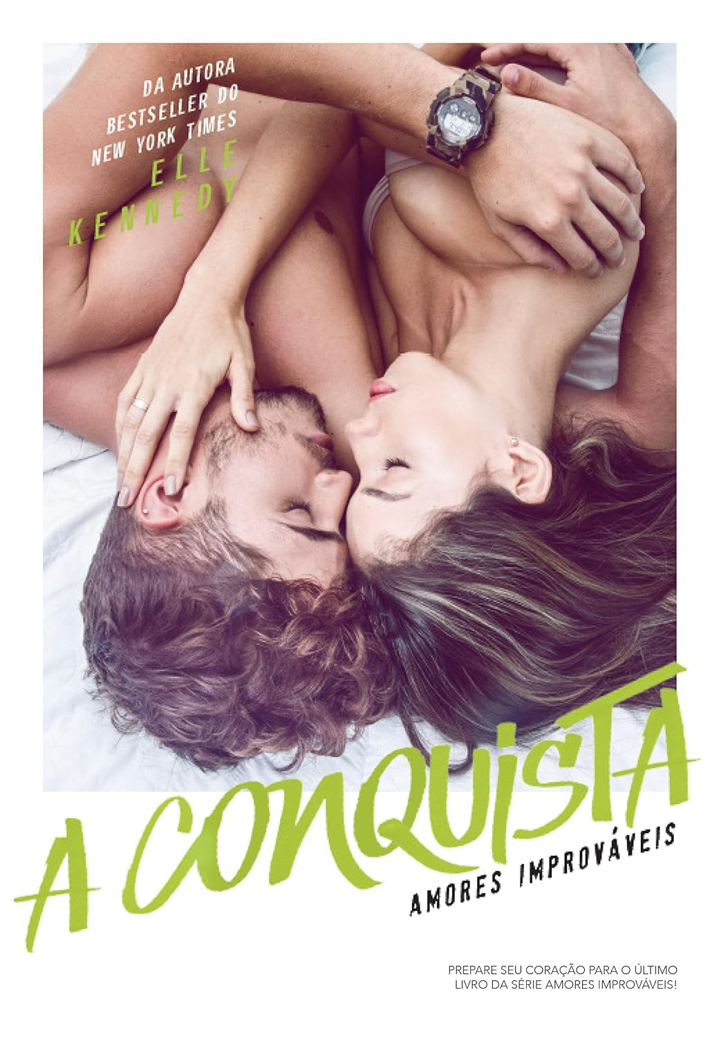 Capa do livro A Conquista de Elle Kennedy, 4º volume da série Amores Improváveis, com Tucker e Sabrina em cena universitária