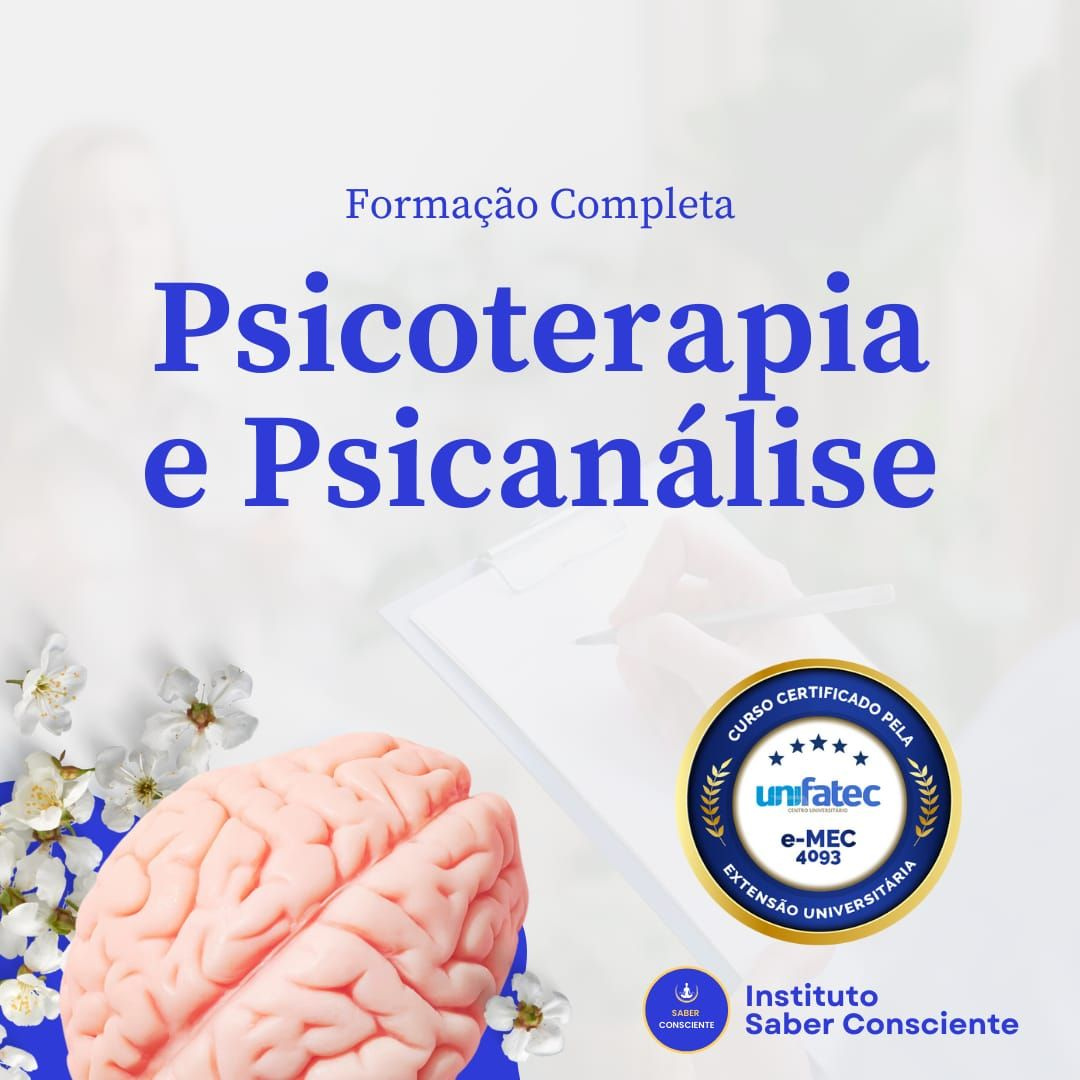 Terapeuta segurando certificado de Psicoterapia e Psicanálise Clínica, com laptop exibindo Hotmart e livros de psicanálise ao fundo.