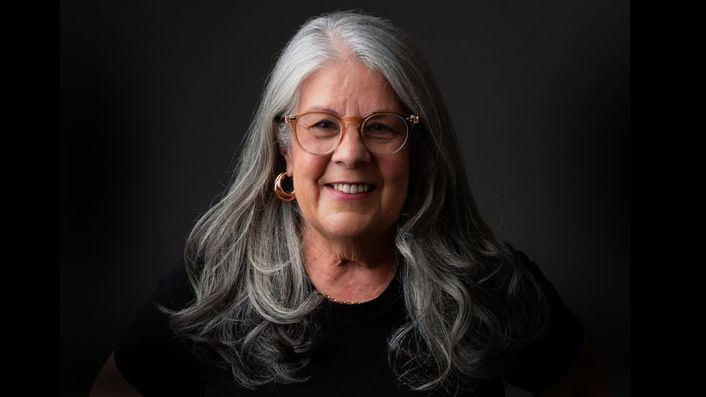 Cuidadora familiar aplicando o método LoveCare (CAPER) para apoiar um idoso com Alzheimer em um ambiente doméstico tranquilo e acolhedor.