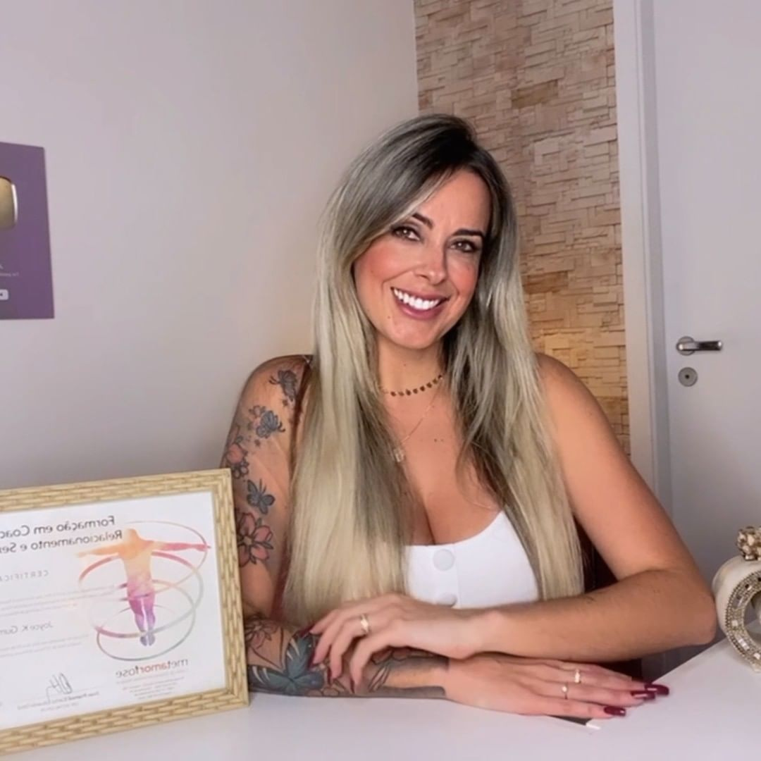 Homem praticando massagem tântrica em modelo feminina seguindo o curso online de Joyce Gumiero