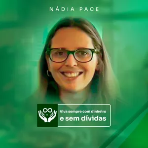 Nádia Pace, mentora financeira, segurando tablet com relatório de crédito aprovado, cercada por símbolos de liberdade de dívida e crescimento financeiro.