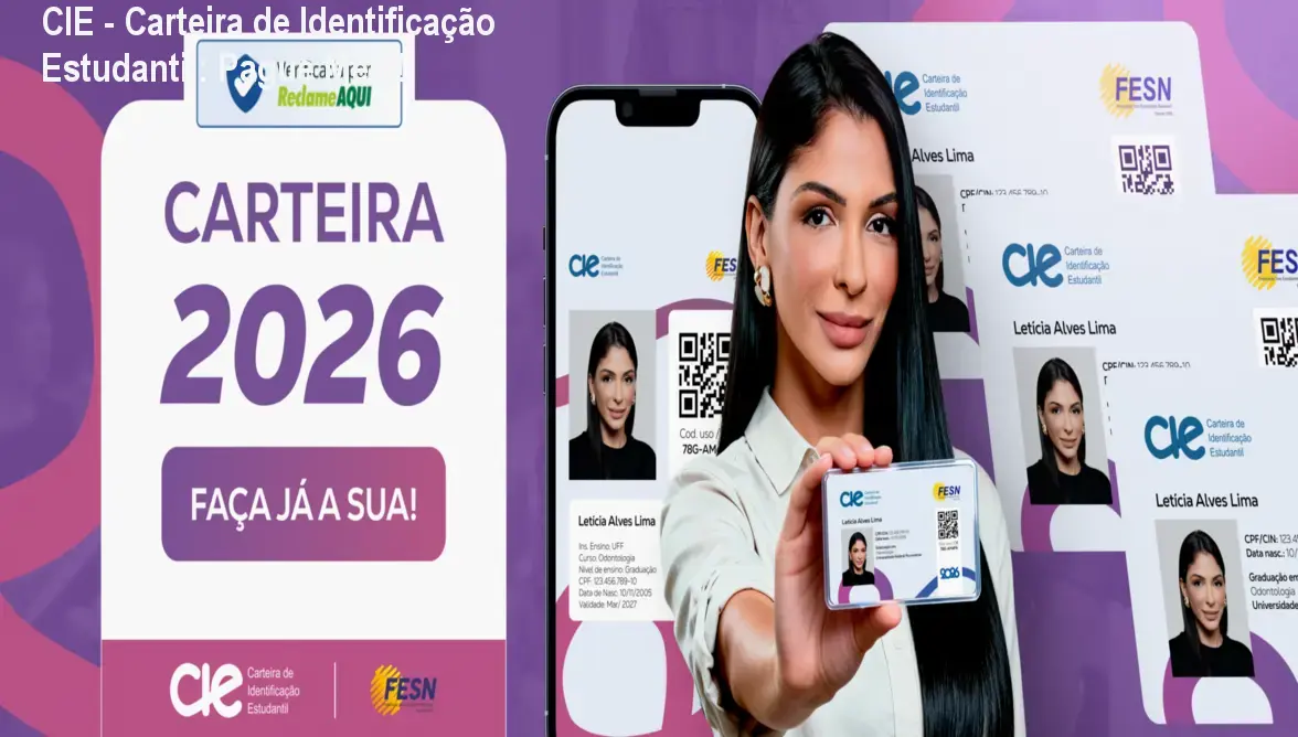 Estudante sorrindo ao segurar a Carteira de Identificação Estudantil (CIE) com o símbolo de meia entrada em destaque.