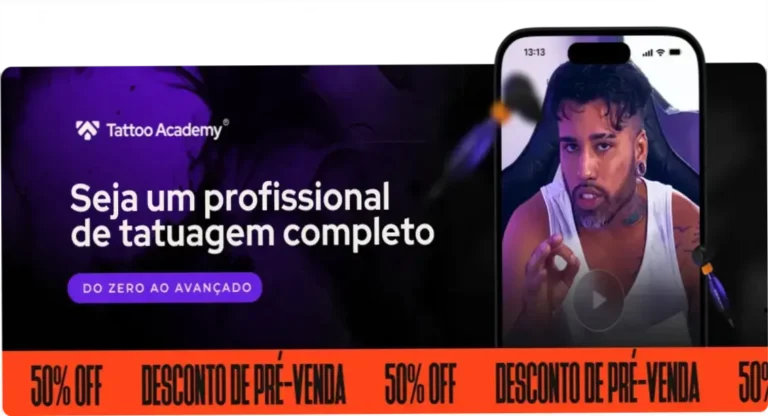 Tatuador profissional aplicando técnica de tatuagem em pele sintética durante treinamento