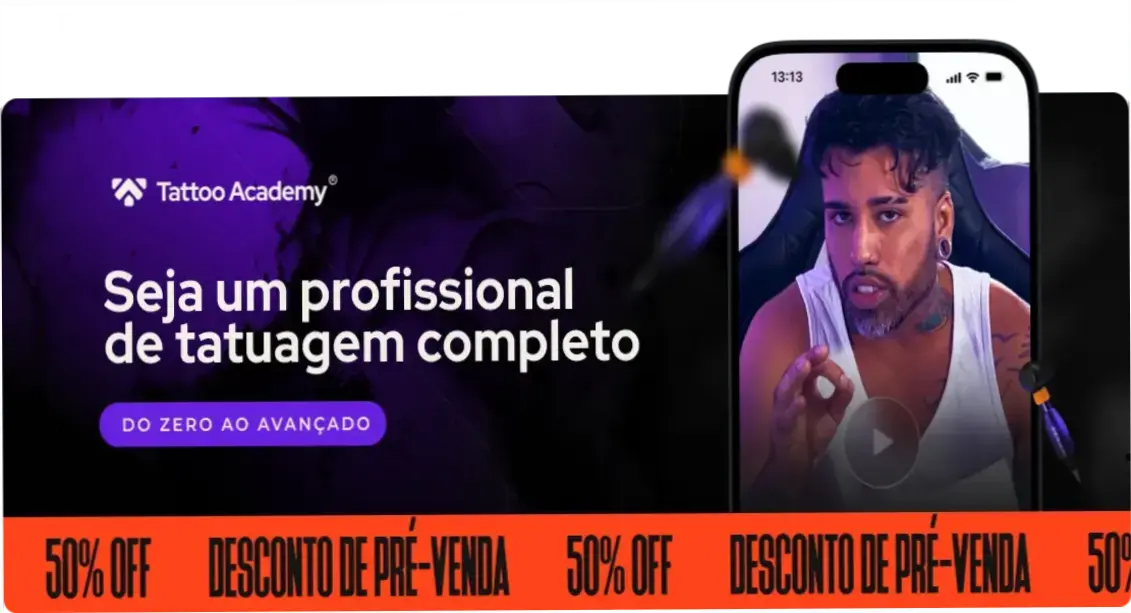 Tatuador profissional aplicando técnica de tatuagem em pele sintética durante treinamento