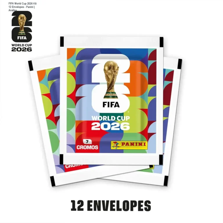Kit oficial Panini FIFA World Cup 2026 com 12 envelopes de figurinhas lacrados e detalhes dos cromos metalizados